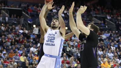 North Carolina controls Washington, advances to Sweet 16